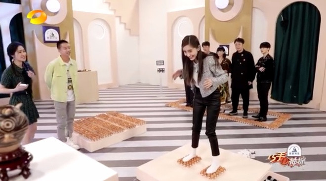 Ngo ngang Angelababy dung len trung khong vo, chui vua khe 17 cm