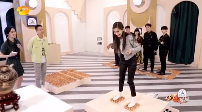 Ngo ngang Angelababy dung len trung khong vo, chui vua khe 17 cm