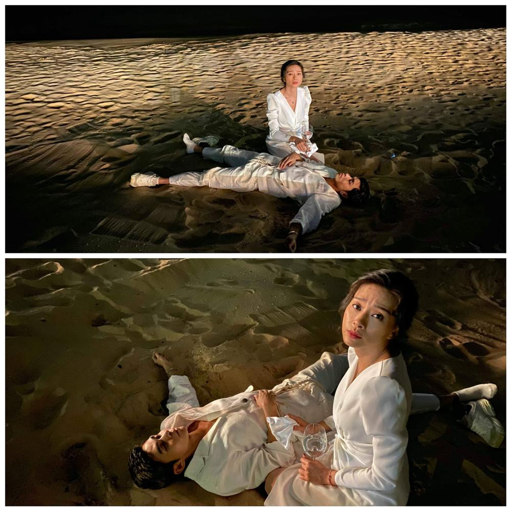 Jun Phạm với hình ảnh để đời khi đi ăn cưới Đông Nhi vào tháng 11 năm ngoái. Sau khi nhậu nhẹt, anh rủ người chị thân thiết là Ngô Thanh Vân ra bờ biển tâm sự, nhưng chính mình lại bất tỉnh nhân sự.