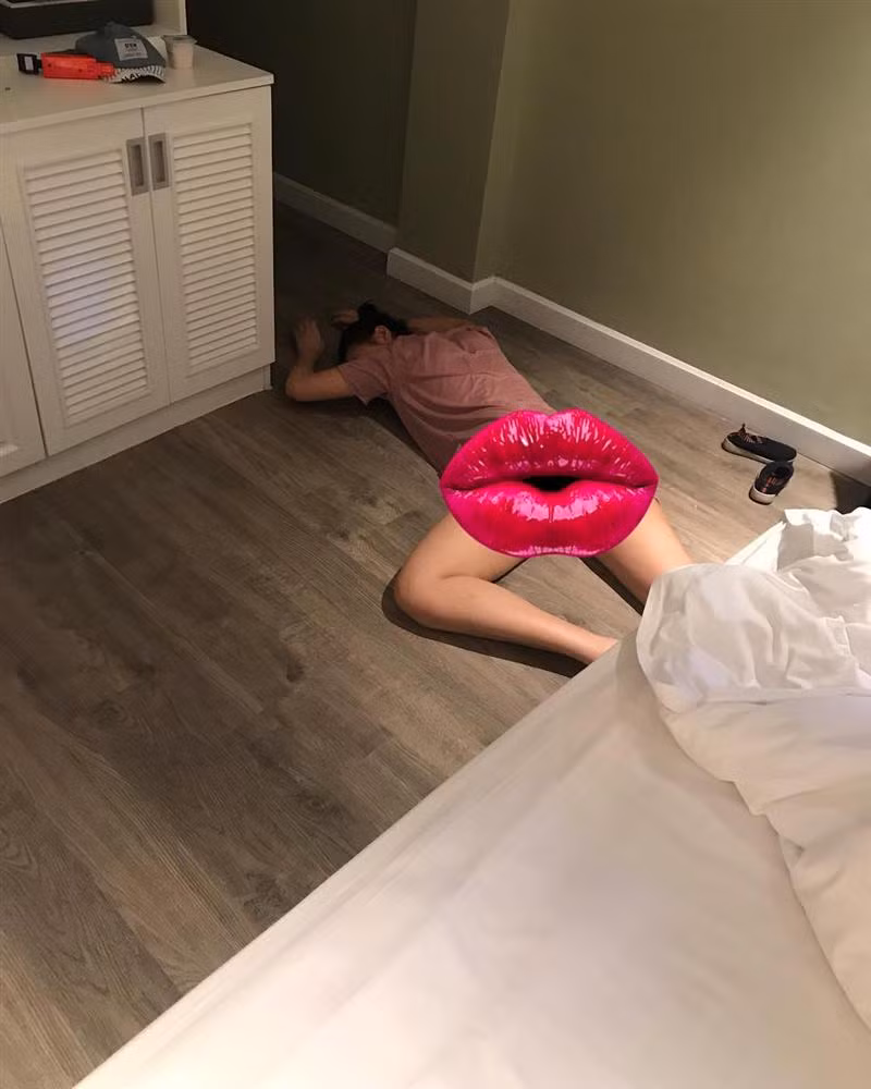 Tháng 4/2018, Hồng Quế gây sốc với hình ảnh say xỉn nằm sõng soài trên sàn nhà. Theo tiết lộ của Pink Q, cô đã say bia sau cuộc vui với người thân, bạn bè. Nói thêm về khoảnh khắc úp mặt xuống nền nhà, Hồng Quế bảo: "Buồn cười lắm hôm qua về tôi còn đứng ngủ gật ở ngoài cửa, rồi có người phải chạy ra kéo vào".