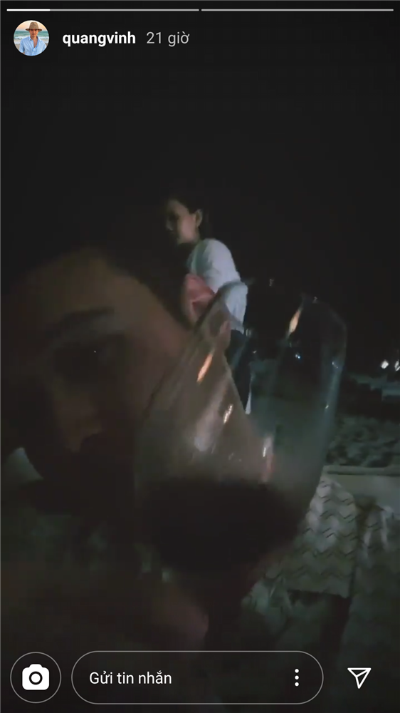 Khác xa vẻ ngoài bảnh bao, lịch lãm khi xuất hiện trước công chúng, nam ca sĩ khiến người nhìn khó nhận ra với hình ảnh ăn mặc giản dị, nằm sõng soài trên sàn hành lang. Đính kèm hình ảnh, giọng ca Miền cát trắng tự nhủ: "Thề bỏ nhậu".