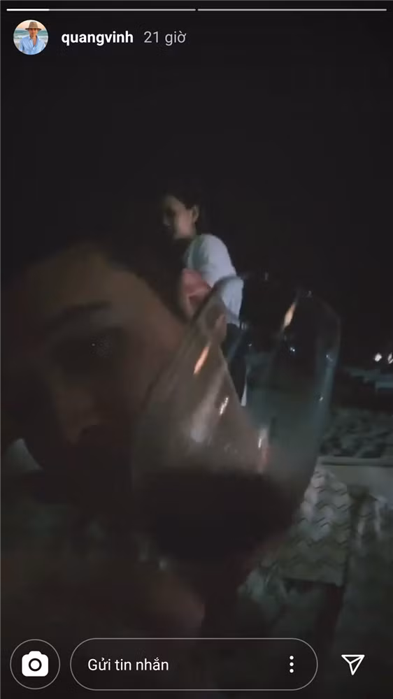 Khác xa vẻ ngoài bảnh bao, lịch lãm khi xuất hiện trước công chúng, nam ca sĩ khiến người nhìn khó nhận ra với hình ảnh ăn mặc giản dị, nằm sõng soài trên sàn hành lang. Đính kèm hình ảnh, giọng ca Miền cát trắng tự nhủ: "Thề bỏ nhậu".