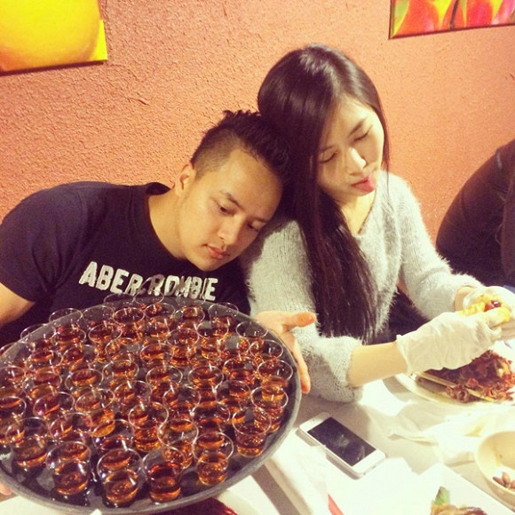 Trong chuyến lưu diễn tại Mỹ cùng nhau, Cao Thái Sơn và Hương Tràm đã tranh thủ đo tửu lượng với khay đầy ắp rượu. 2 ngôi sao trẻ vừa ăn vừa nghiêng ngả vì say xỉn. Xem video "Sao Việt và những lần cạch mặt nhau vì cà khịa". Nguồn VTC: