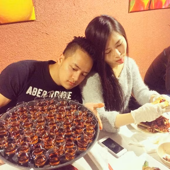 Trong chuyến lưu diễn tại Mỹ cùng nhau, Cao Thái Sơn và Hương Tràm đã tranh thủ đo tửu lượng với khay đầy ắp rượu. 2 ngôi sao trẻ vừa ăn vừa nghiêng ngả vì say xỉn. Xem video "Sao Việt và những lần cạch mặt nhau vì cà khịa". Nguồn VTC: