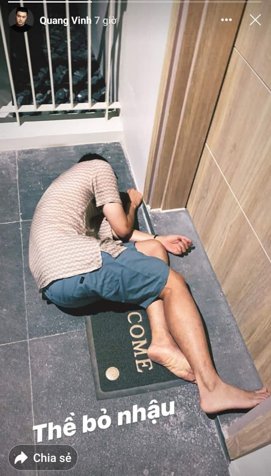 Khoảnh khắc mất kiểm soát sau khi ăn uống no say của Quang Vinh lập tức thu hút sự chú ý. Ai cũng bất ngờ trước hình ảnh chân thật của nam ca sĩ. Người cho rằng "xấu thế mà còn khoe", kẻ lại cảm thông vì cho rằng cuộc sống của nghệ sĩ cũng giống như người thường.