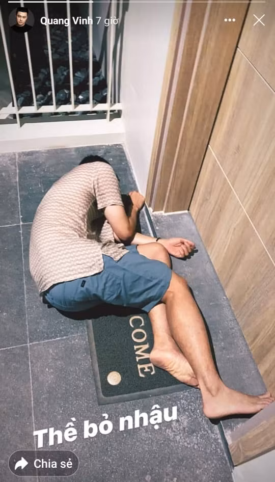 Khoảnh khắc mất kiểm soát sau khi ăn uống no say của Quang Vinh lập tức thu hút sự chú ý. Ai cũng bất ngờ trước hình ảnh chân thật của nam ca sĩ. Người cho rằng "xấu thế mà còn khoe", kẻ lại cảm thông vì cho rằng cuộc sống của nghệ sĩ cũng giống như người thường.