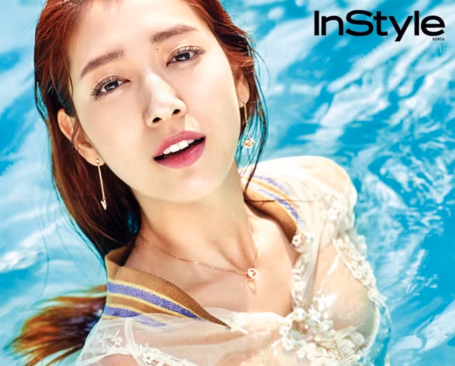 Thuở mới vào nghề, Park Shin Hye luôn lọt vào top sao mặc không đẹp của showbiz Hàn vì vóc dáng mũm mĩm, chọn trang phục lỗi mốt. Từ năm 2014, chú ý đến cân nặng để giữ gìn cơ thể thon thả, gương mặt ưa nhìn và thay đổi phong cách ăn mặc. Cũng từ đó, trên các tạp chí thời trang danh tiếng, công chúng thường xuyên được nhìn thấy vẻ đẹp trưởng thành của người đẹp Chuyện tình bác sĩ với bức hình gợi cảm. Ảnh: Dong-A Ilbo.
