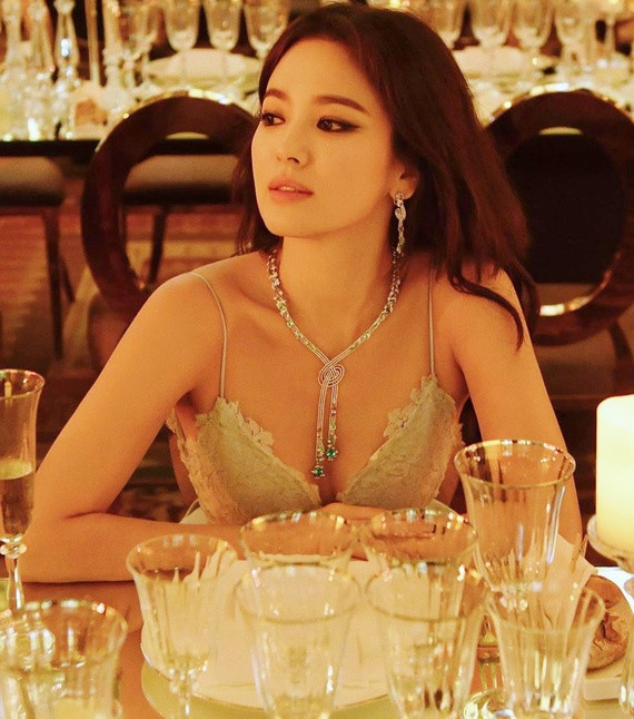 Sau đổ vỡ hôn nhân với Song Joong Ki, Song Hye Kyo "lột xác" phong cách ngày càng gợi cảm. Thời gian qua, cô thường xuyên thả dáng trong những bộ cánh sexy. Hiện tại, ở tuổi 38, nữ diễn viên vẫn sở hữu gương mặt đẹp không hằn dấu vết thời gian, vóc dáng cân đối, thon gọn. Ảnh: Korea Times.