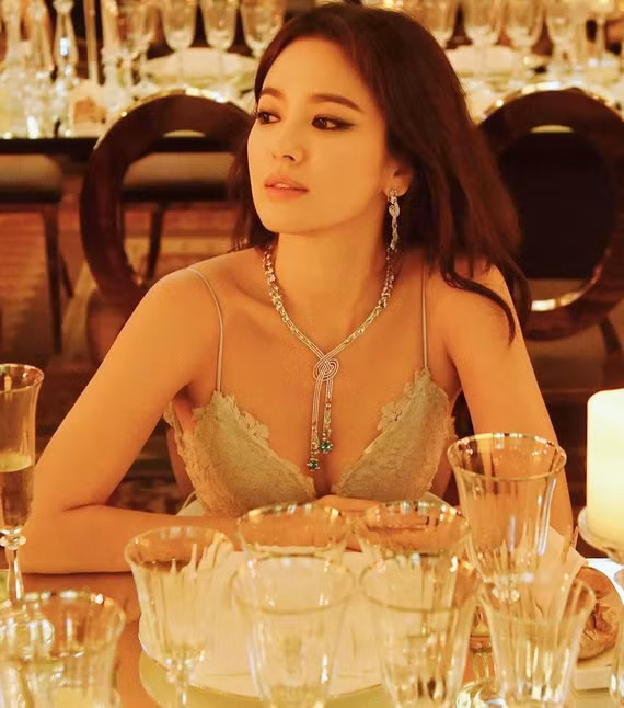 Sau đổ vỡ hôn nhân với Song Joong Ki, Song Hye Kyo "lột xác" phong cách ngày càng gợi cảm. Thời gian qua, cô thường xuyên thả dáng trong những bộ cánh sexy. Hiện tại, ở tuổi 38, nữ diễn viên vẫn sở hữu gương mặt đẹp không hằn dấu vết thời gian, vóc dáng cân đối, thon gọn. Ảnh: Korea Times.