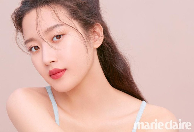Moon Ga Young vừa được lựa chọn là nữ chính trong True Beauty, bộ phim chuyển thể từ truyện tranh ăn khách cùng tên. Ảnh: Marie Claire