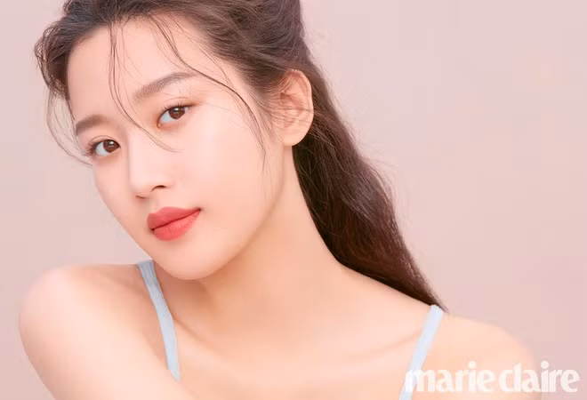 Moon Ga Young vừa được lựa chọn là nữ chính trong True Beauty, bộ phim chuyển thể từ truyện tranh ăn khách cùng tên. Ảnh: Marie Claire