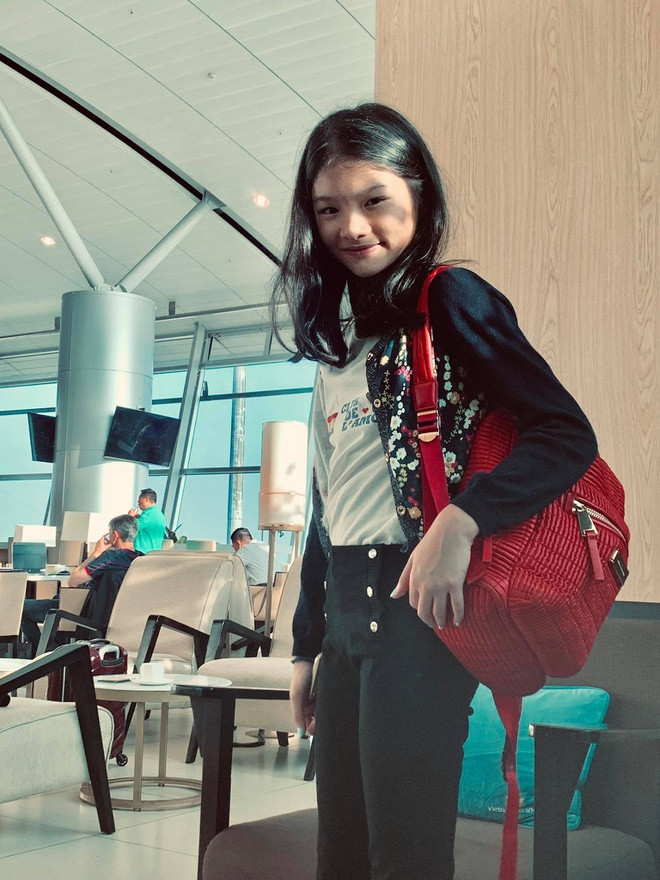 Trên trang cá nhân của diễn viên Trần Bảo Sơn, anh thường xuyên chia sẻ hình ảnh đưa đón con đi học, đi chơi và du lịch nước ngoài.