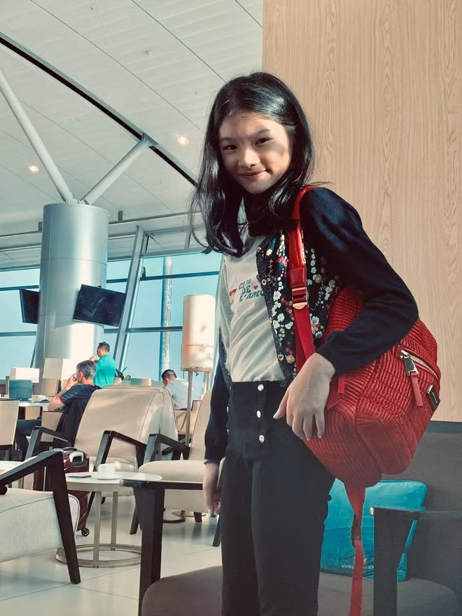 Trên trang cá nhân của diễn viên Trần Bảo Sơn, anh thường xuyên chia sẻ hình ảnh đưa đón con đi học, đi chơi và du lịch nước ngoài.