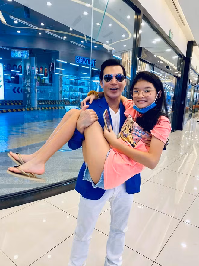 Bảo Tiên cho thấy mình chững chạc hơn so với bạn bè đồng trang lứa. Trần Bảo Sơn từng chia sẻ con gái không chỉ giống mình về ngoại hình mà còn ở tính cách quyết liệt, có chính kiến. Anh cho biết ở tuổi dậy thì, con gái đôi lúc bướng bỉnh và nổi loạn. Cho nên anh và Trương Ngọc Ánh thường xuyên trao đổi để có cách dạy con tốt nhất.