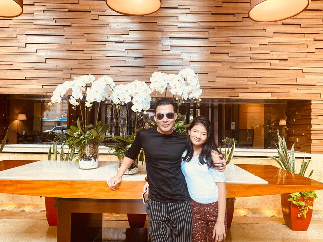 Khán giả nhận xét, càng lớn Bảo Tiên càng giống diễn viên Trần Bảo Sơn. “Bé giống cha quá”, “Bảo Tiên cười thật duyên dáng”, là những bình luận của cư dân mạng.