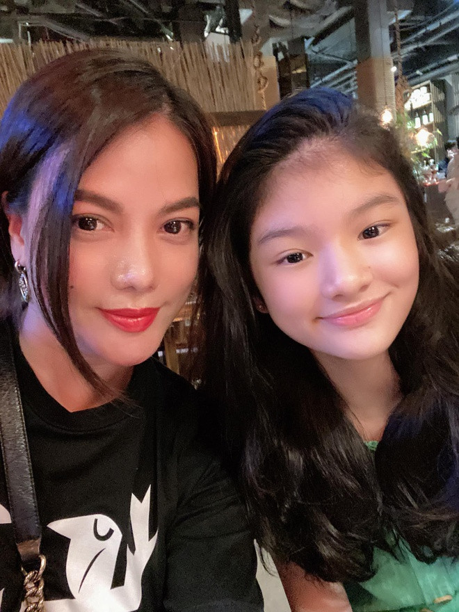 Hiện, Bảo Tiên đang sống chung với Trương Ngọc Ánh. Mới 12 tuổi nhưng Bảo Tiên đã đứng cao gần bằng mẹ.