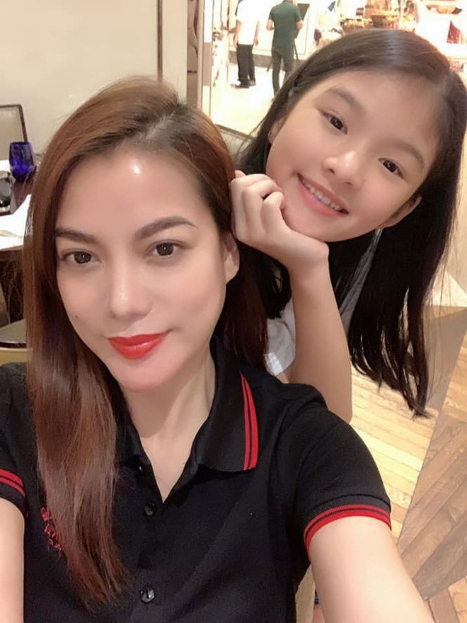 “Bé Bảo Tiên chính là động lực để tôi có thể vượt qua được mọi khó khăn, áp lực trong cuộc sống và công việc. Điều tôi cảm thấy vui và hạnh phúc nhất là con gái ngày càng lớn khôn, chăm chỉ học tập và biết nghe lời”, Trương Ngọc Ánh từng chia sẻ.