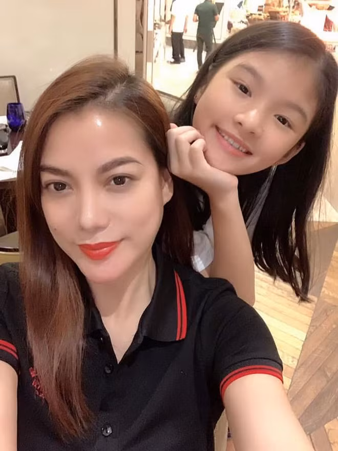 “Bé Bảo Tiên chính là động lực để tôi có thể vượt qua được mọi khó khăn, áp lực trong cuộc sống và công việc. Điều tôi cảm thấy vui và hạnh phúc nhất là con gái ngày càng lớn khôn, chăm chỉ học tập và biết nghe lời”, Trương Ngọc Ánh từng chia sẻ.