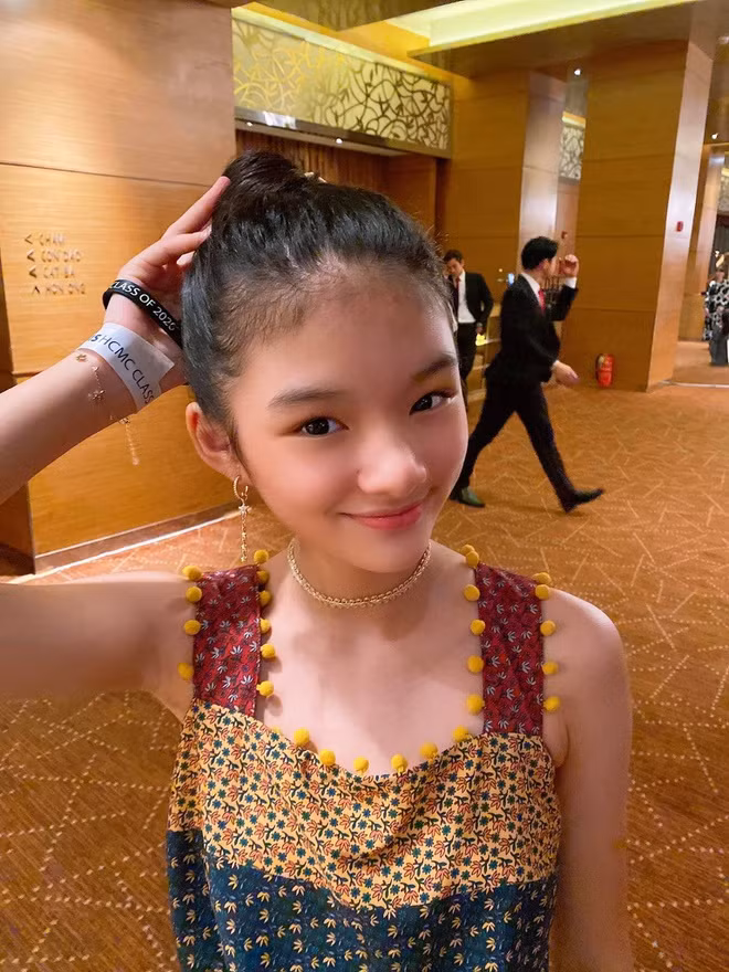 Cô muốn Bảo Tiên tập trung và làm tốt việc học tại trường. Cô bé cũng được cha mẹ cho học tại một ngôi trường quốc tế với mức học phí đắt đỏ.