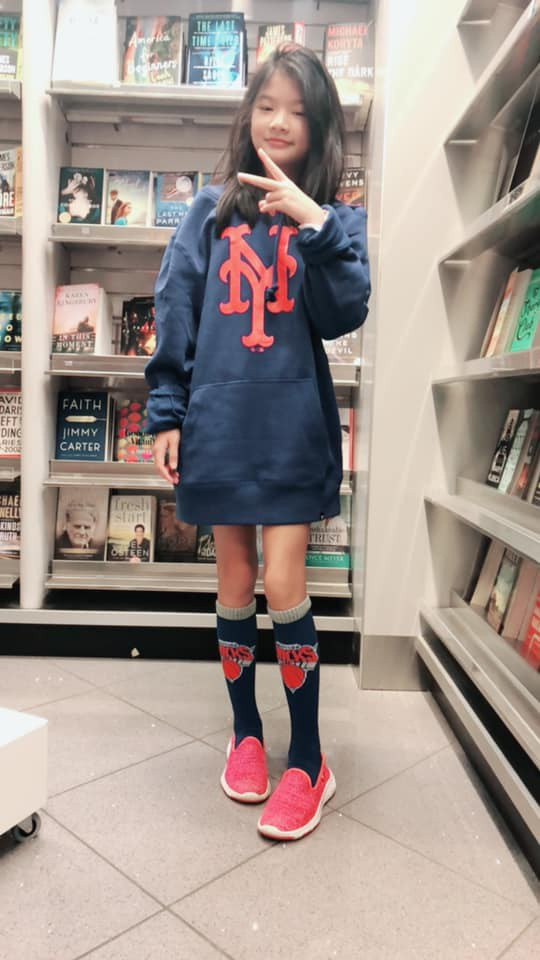 Hình ảnh cách đây vài năm của Bảo Tiên. Do được tiếp xúc với ngoại ngữ từ bé, con gái của Trương Ngọc Ánh sớm bộc lộ khả năng tiếp thu và giao tiếp tốt bằng tiếng Anh.