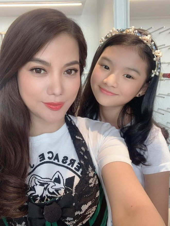 Diễn viên Hương Ga cho biết dù lịch làm việc bận rộn vẫn sắp xếp để có thể về nhà với con mỗi ngày. Cô cũng nói thêm con gái thích vào bếp cùng mẹ mỗi lúc rảnh rỗi.