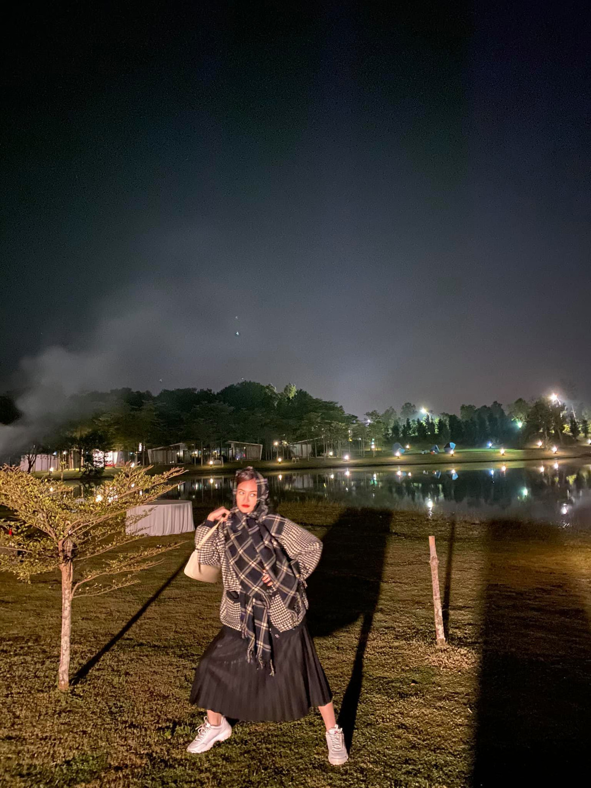 Diễn viên Thuỳ Anh chia sẻ hậu trường đóng phim hài hước: "Phim tôi hay lắm, đông thì mặc đồ hè, hè thì mặc đồ đông! Vui lắm, nhớ xem nha".