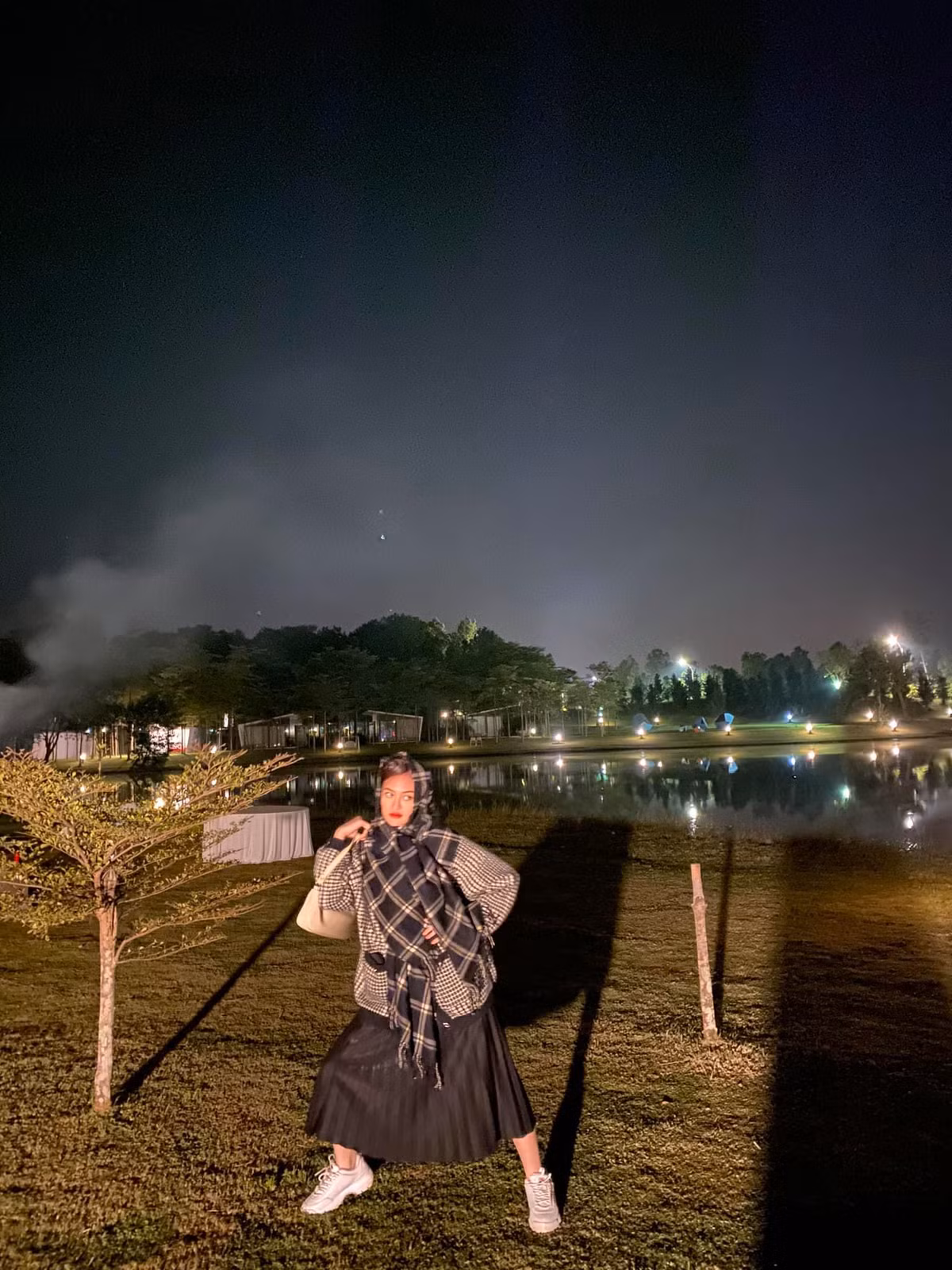 Diễn viên Thuỳ Anh chia sẻ hậu trường đóng phim hài hước: "Phim tôi hay lắm, đông thì mặc đồ hè, hè thì mặc đồ đông! Vui lắm, nhớ xem nha".