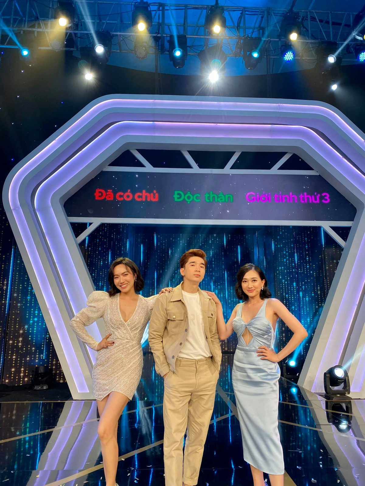 Chi Dân đăng ảnh tham gia một gameshow truyền hình hẹn hò kèm chia sẻ ẩn ý: "Độc thân mà lại vui tính nữa chứ, ai mà chịu nổi".