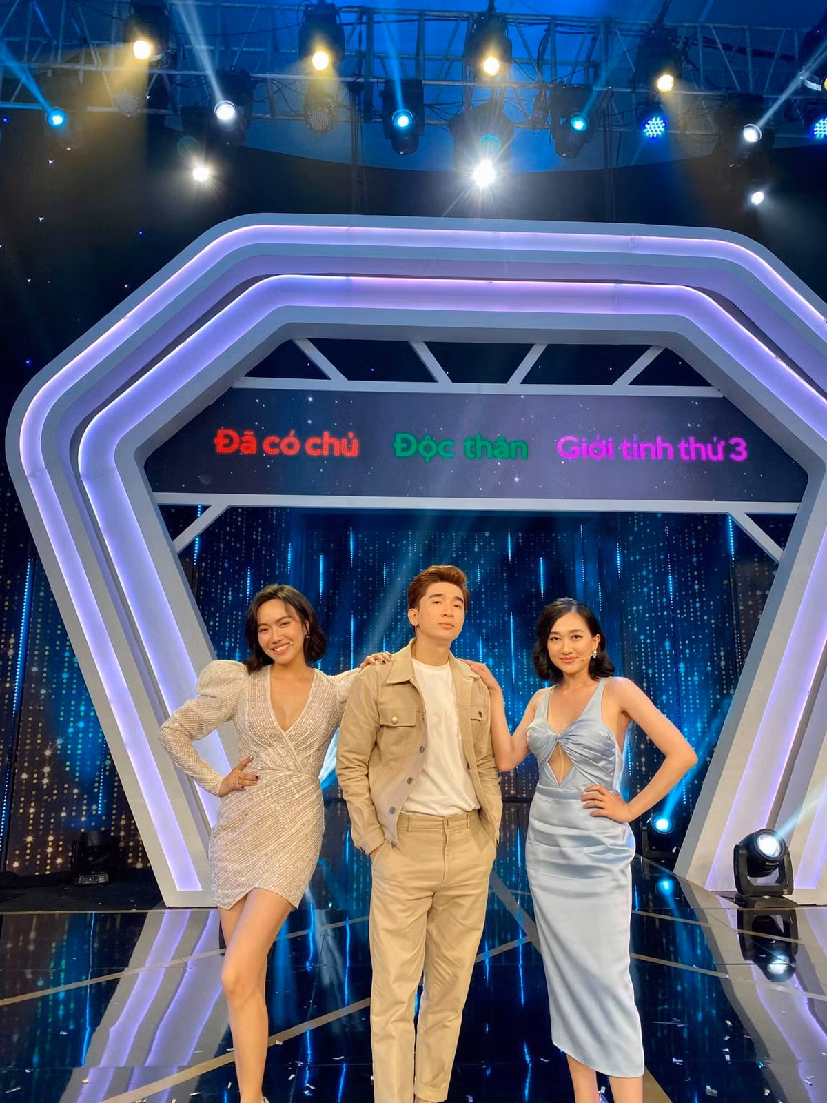 Chi Dân đăng ảnh tham gia một gameshow truyền hình hẹn hò kèm chia sẻ ẩn ý: "Độc thân mà lại vui tính nữa chứ, ai mà chịu nổi".