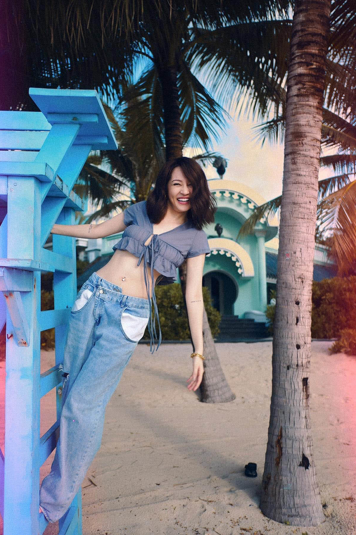 "Hoàng hôn đẹp nhất cuối chiều, còn em đẹp nhất lúc yêu chính mình", Bảo Anh rạng rỡ khoe eo thon.