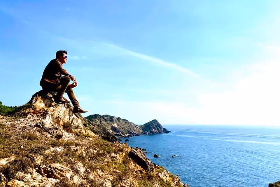 "Nơi xa! Có gì lạ ko em? Mai anh về em có còn ngoan? I miss you so much, I love you I need you! My sweet heart! (Anh nhớ em, anh yêu em, anh cần em, tình yêu của anh) ", Đàm Vĩnh Hưng đăng ảnh kèm dòng tâm trạng.