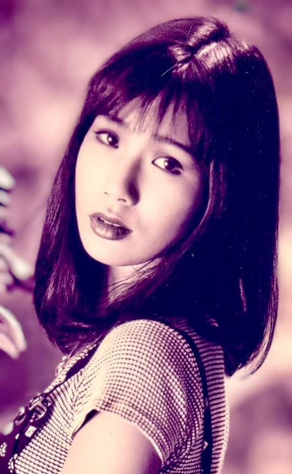 Á hậu Trịnh Kim Chi chia sẻ lại tấm ảnh thời thiếu nữ vô cùng xinh đẹp. Xem video "Khắc Việt chia sẻ về MV". Nguồn VTC1: