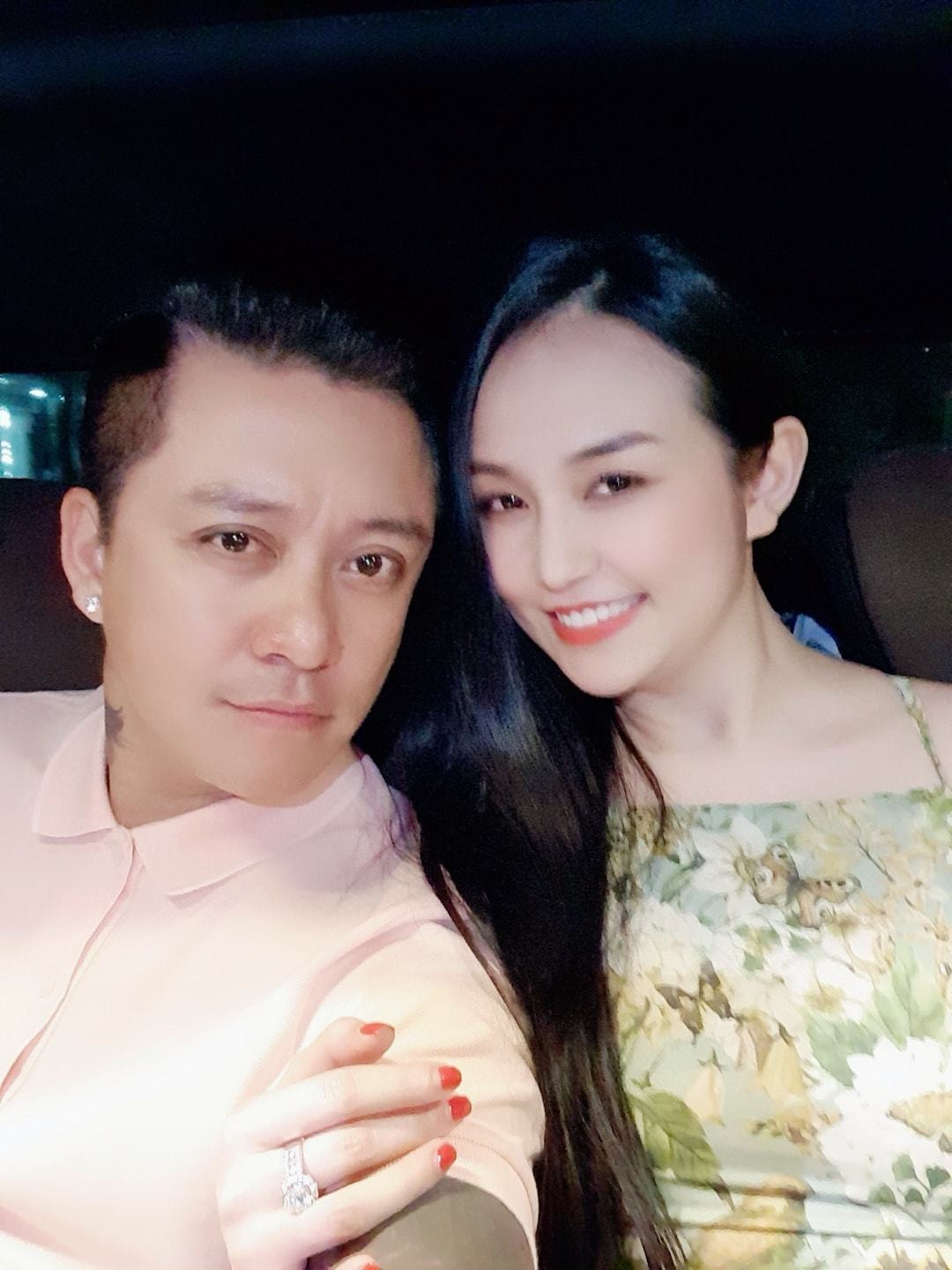 Vợ chồng Tuấn Hưng hâm nóng tình cảm khi 'trốn các con' đi hẹn hò ăn tối cùng nhau.