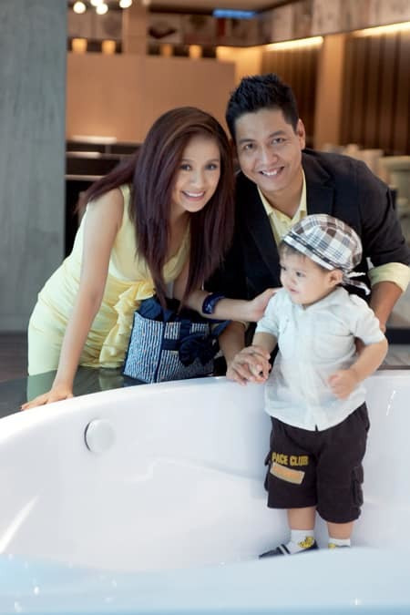 Diễn viên Thanh Thuý chia sẻ lại hình ảnh bên ông xã Đức Thịnh và cậu con trai đáng yêu.