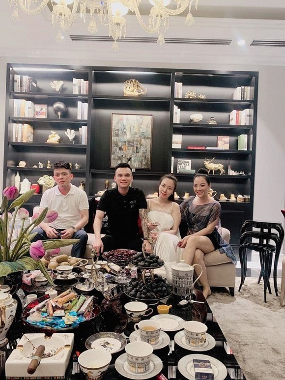 Khac Viet vui ve khoe anh ben vo sau on ao voi Khac Tiep