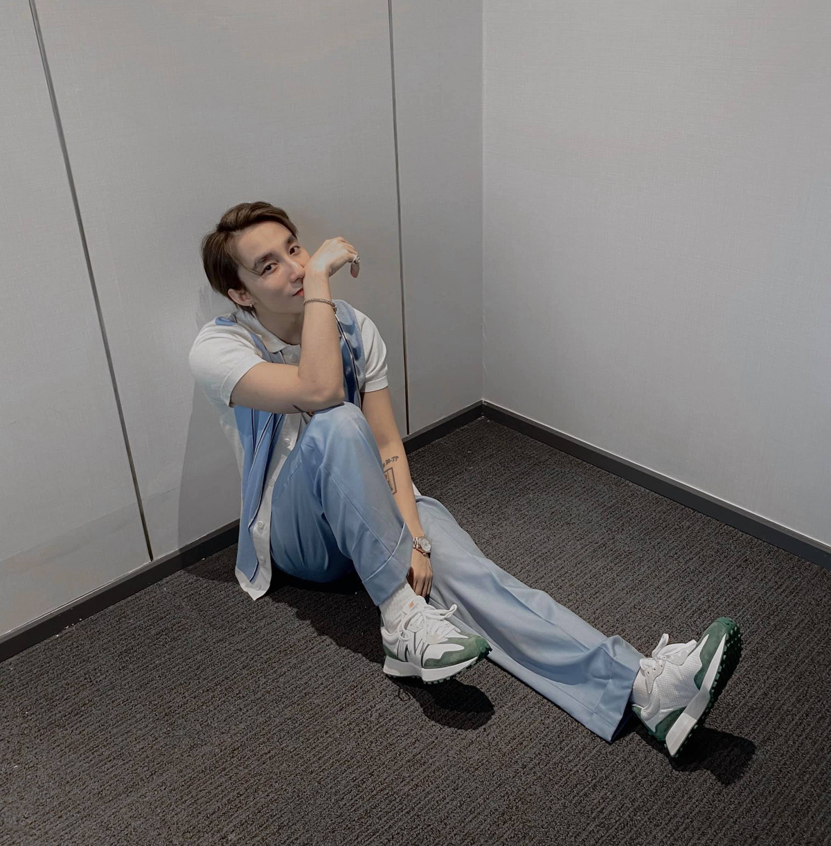 Sao Việt Sơn Tùng M-TP thông báo về lịch chiếu phim của Sky tour movie. "Tùng sẽ ở đó và chắc chắn sẽ xuất hiện ở đó để tâm sự cũng như chia sẻ những cảm xúc trong trái tim nhỏ bé của mình với mọi người trước khi bộ phim bắt đầu nhé. Hẹn gặp mọi người", nam ca sĩ viết.