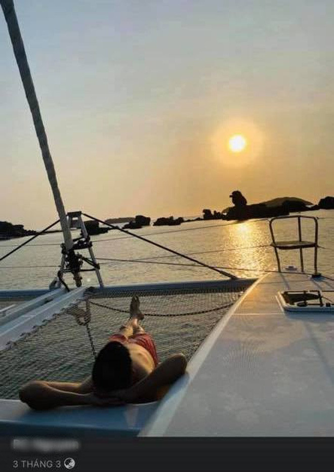 Cụ thể, rất nhiều điểm giống nhau mà fan chỉ ra như cả hai cùng đi du lịch chung một thời điểm, check in chung một chỗ,... Không những thế, cô còn khoe ảnh đi hẹn hò giống người này. Hiện tại, bài đăng đồn đoán về bạn trai của Minh Hằng đang trở thành tâm điểm chú ý trên một diễn đàn chuyên tám chuyện showbiz. Minh Hằng đăng ảnh đi du lịch vào đầu tháng 3, trùng hợp thay người đàn ông bí ẩn này cũng check in cùng một địa điểm.