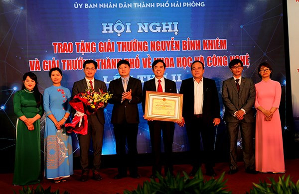 Hai Phong: Trao giai thuong ve Khoa hoc va cong nghe nam 2021