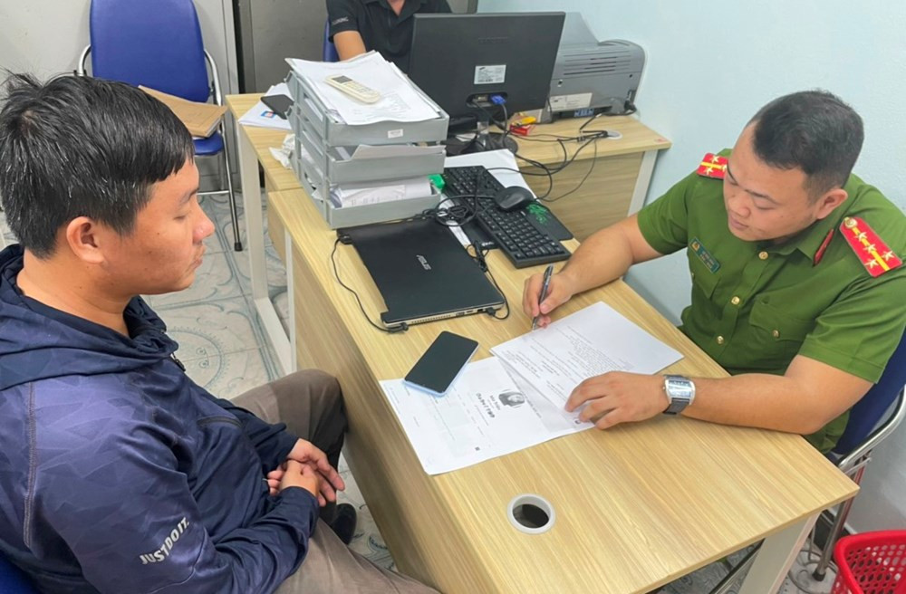 Thu doan cua ga trai quay “clip nong” tong tien nguoi tinh