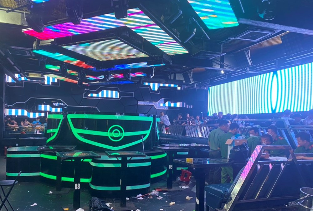 Tại thời điểm kiểm tra, trong quán đang có khoảng gần 200 khách hàng và nhân viên cùng với hệ thống âm thanh, ánh sáng tương tự như vũ trường, quán bar. Ảnh:CAHP