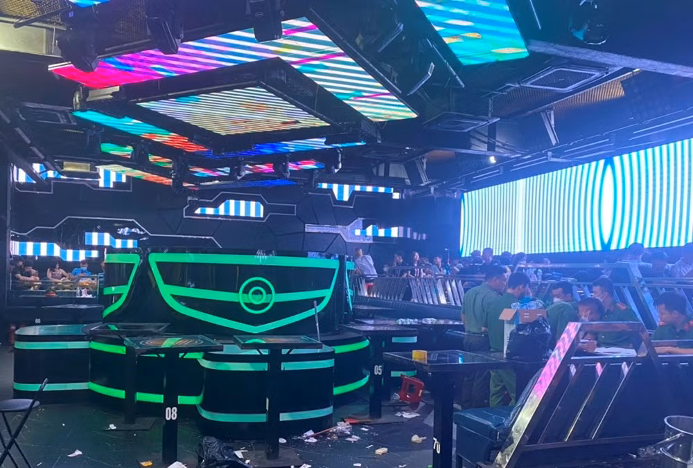 Tại thời điểm kiểm tra, trong quán đang có khoảng gần 200 khách hàng và nhân viên cùng với hệ thống âm thanh, ánh sáng tương tự như vũ trường, quán bar. Ảnh:CAHP