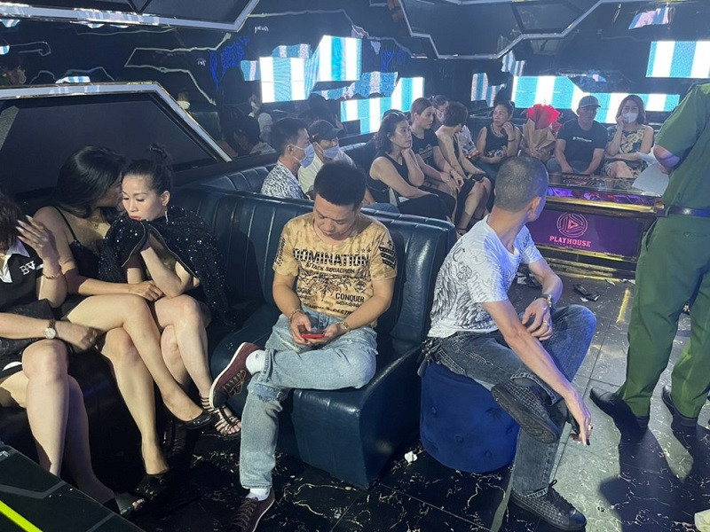 Theo Giấy phép số 151/GP-PKT do Phòng Kinh tế quận Lê Chân cấp ngày 08/08/2017 thể hiện quán Playhouse chỉ được phép bán lẻ sản phẩm rượu, chưa được cấp Giấy phép đủ điều kiện kinh doanh dịch vụ quán bar, vũ trường. Ảnh: CAHP