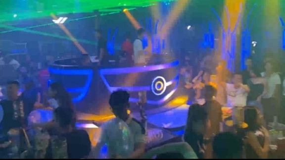 Theo thông tin từ công an TP Hải Phòng, vào khoảng 01h45' ngày 13/8/2022, thực hiện chỉ đạo của Giám đốc Công an thành phố, các đơn vị nghiệp vụ - Công an thành phố đã phối hợp với Công an quận Lê Chân tiến hành kiểm tra hoạt động của quán Playhouse - số 12 Hồ Sen, quận Lê Chân, TP Hải Phòng.