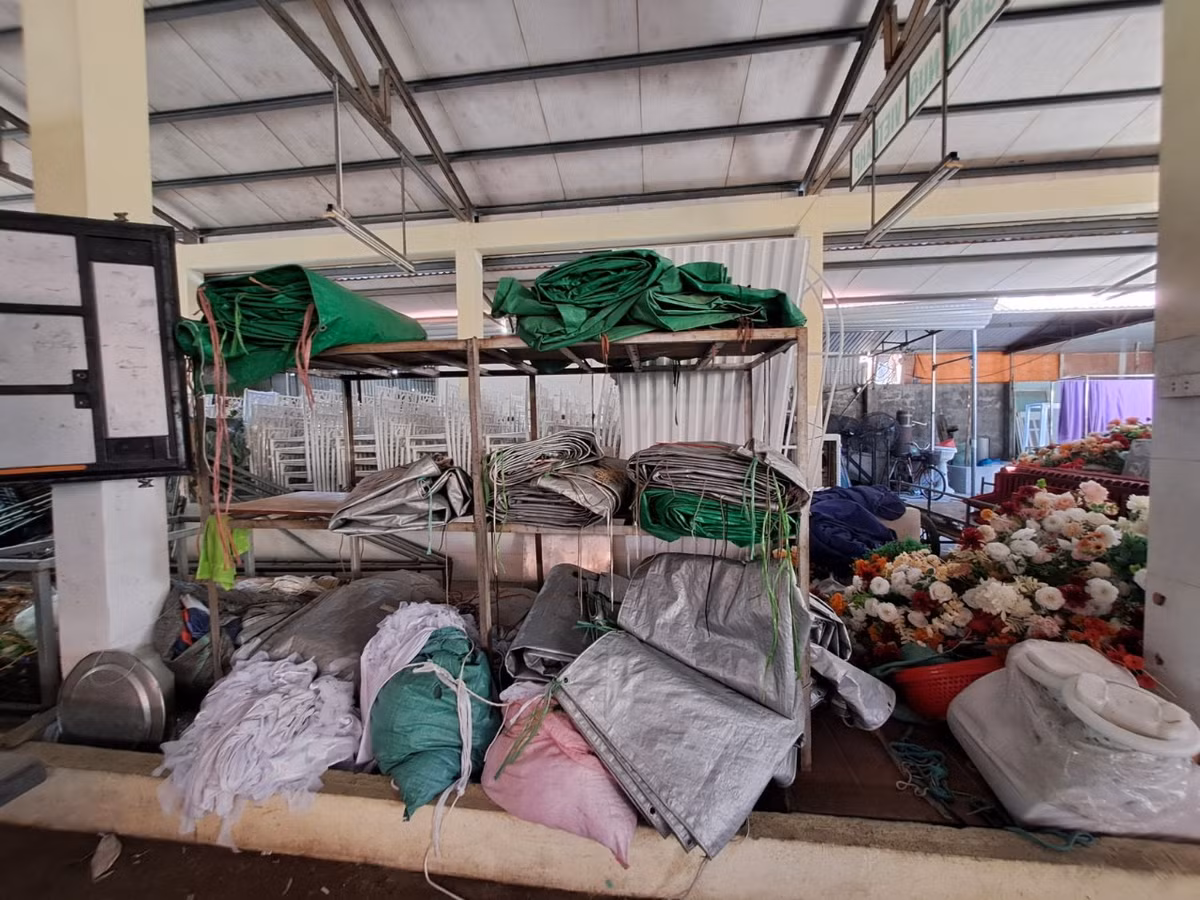 Chợ nông thôn mới được đầu tư bài bản với nhiều tỷ đồng nay thành nơi chứa đồ đạc của người dân.