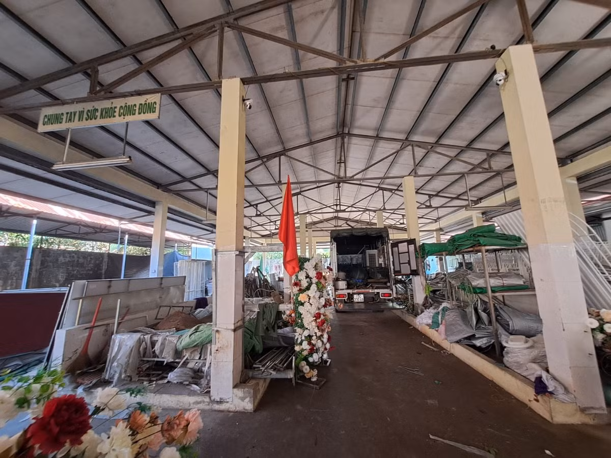 Chợ nằm trong khuôn viên vuông vắn, rộng 1.500 m2, có mái che bằng tôn, có khu vệ sinh, nhà bảo vệ, nhà để xe và 20 quầy bán thịt tươi sống với đầy đủ tiện nghi như điện, nước, ngăn đựng đồ. 