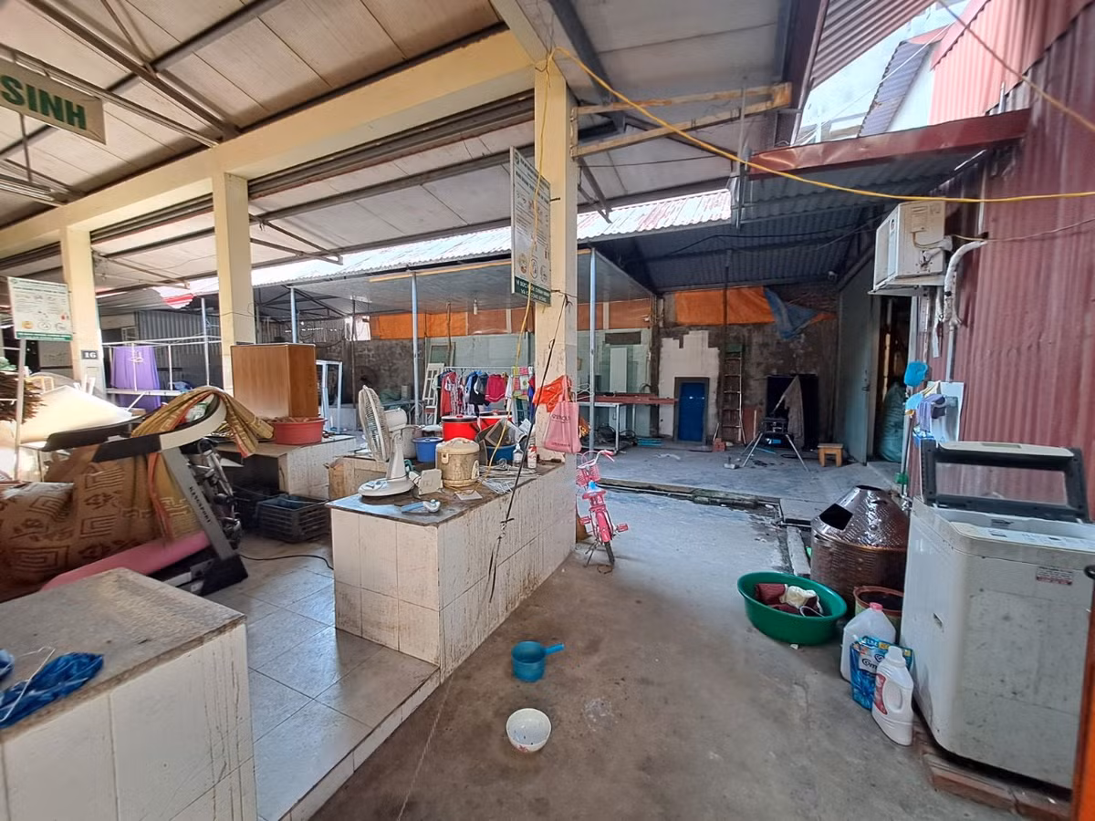 Năm 2015, khi chợ Thanh Sơn mới được đưa vào hoạt động, chính quyền xã đã có nhiều hỗ trợ như miễn phí chỗ ngồi, điện, nước, vệ sinh trong 6 tháng. Chính vì vậy, tiểu thương rất phấn khởi đưa hàng hóa vào chợ kinh doanh.