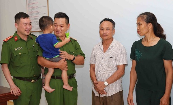 Vu me mang con ra bien gioi ban: Trao chau be ve voi bo