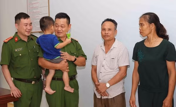 Vu me mang con ra bien gioi ban: Trao chau be ve voi bo