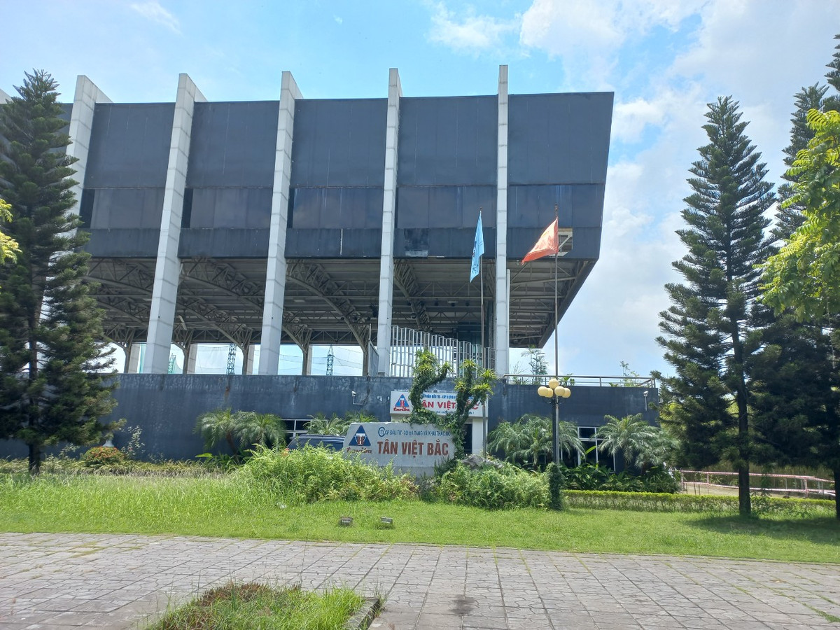 Nguoi dan KDT Tan Viet Bac keu troi vi tien dien: Chu dau tu cung “khoc”