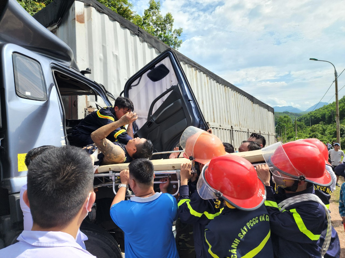 Hien truong vu giai cuu tai xe mac ket trong cabin sau tai nan